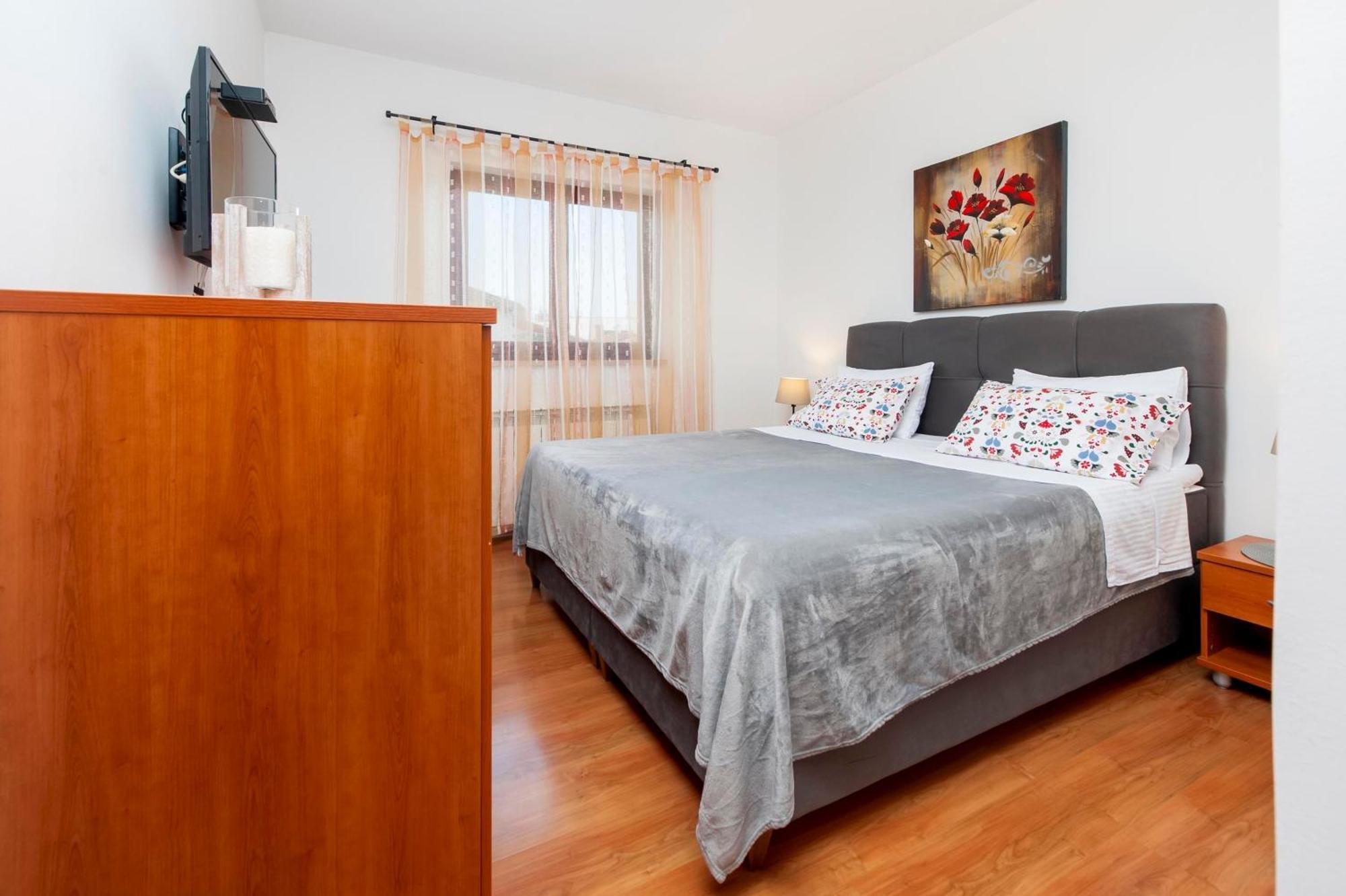 Apartments Mirela Ровінь Екстер'єр фото